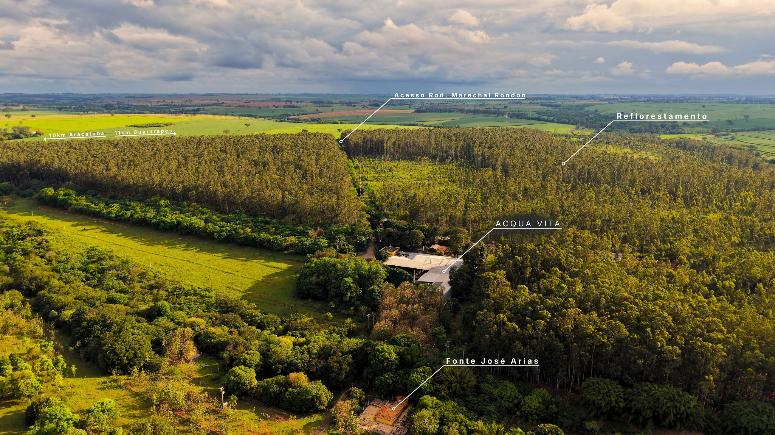 Vista aérea da fábrica da Acqua Vita, com fonte José Arias e reflorestamento de eucalipto ao redor